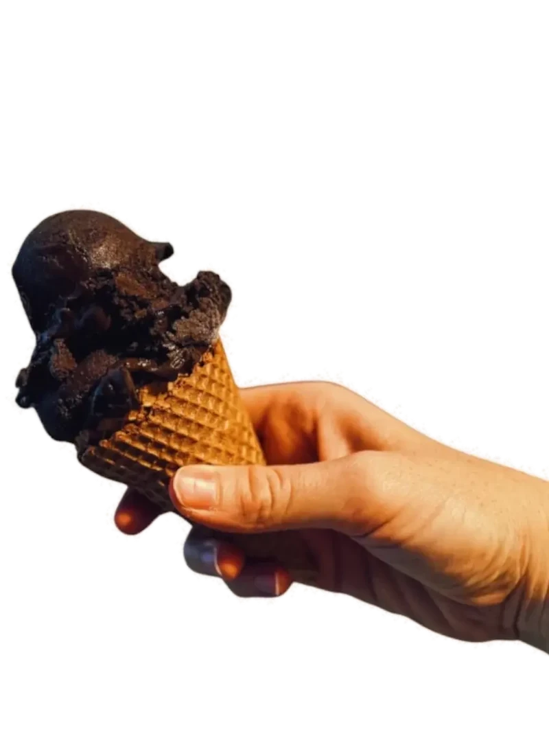 Vasito de helado artesanal de Ruca Dug sostenido en la mano