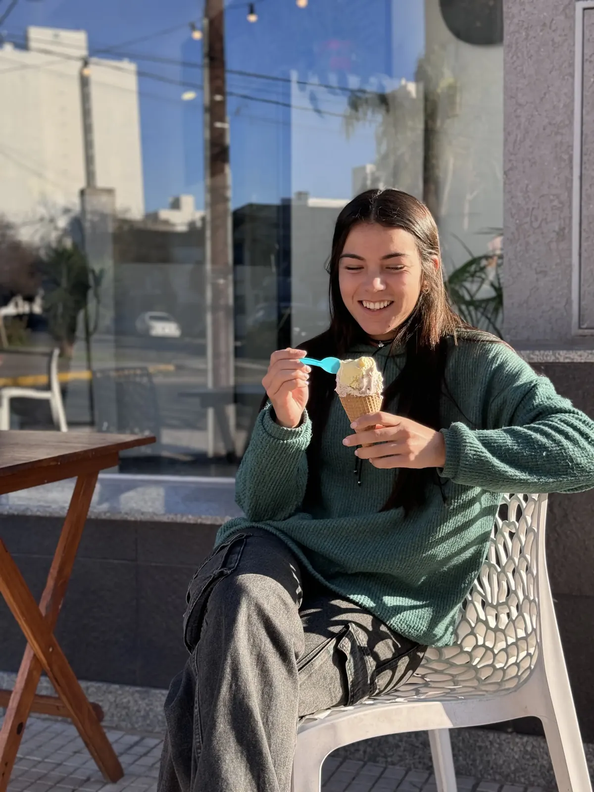 Clienta con su helado en el salón de Ruca Dug